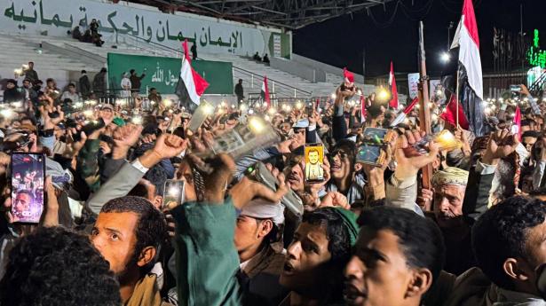 Houthi-tilhængere råber slagord, mens de fejrer de fremskridt, Houthi-styrker har gjort i kampene mod regeringsstyrker langs Yemens kyst ved Det Røde Hav.