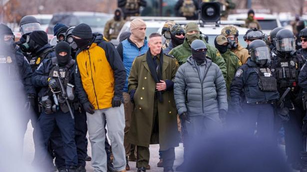 I flere tyske medier bliver Greg Bovinos påklædning sammenlignet med naziofficerers fra Anden Verdenskrig.