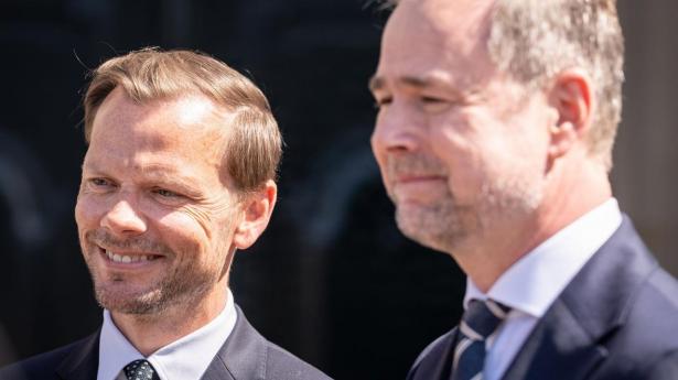 Peter Hummelgaard (S) og Nicolai Wammen (S) ankommer til kongerunde III på Amalienborg Slot i København, den 23. maj 2026. Nicolai Wammen overtog posten som justitsminister, og med posten fulgte blandt andet spørgsmål om pensionsmæglere fra Forbrugerombudsmanden.