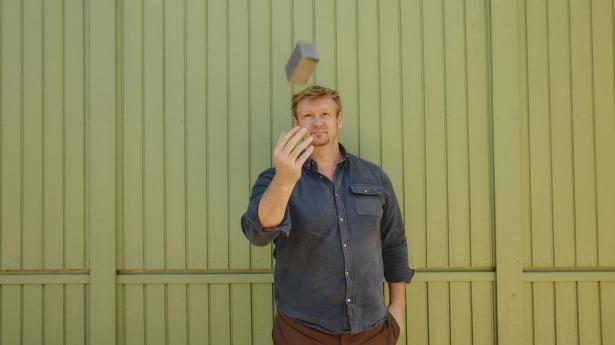 Lasse Boesen, tidligere landsholdsspiller i håndbold, har startet virksomheden Retextil, hvor man genanvender tekstiler til byggematerialer som planker, brædder og hegnspæle.