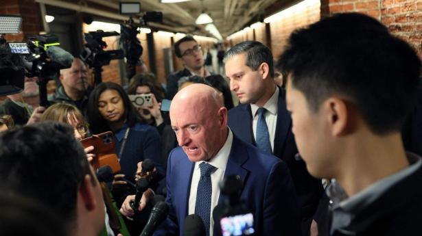 Mark Kelly overvejer at stille op til præsidentposten i USA i 2028. Det siger han til BBC.