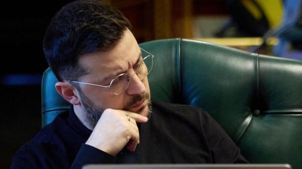 Præsident Volodymyr Zelenskyj ses under telefonopkald med europæiske ledere tidligere fredag.
