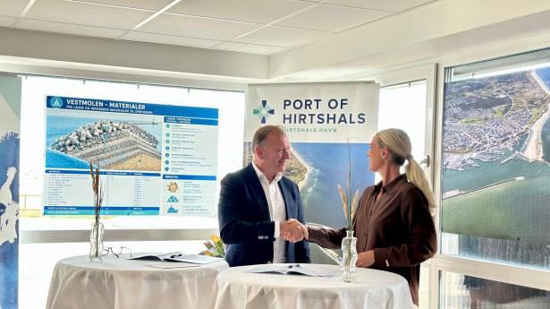 Adm. direktør for Hirtshals Havn, Per Anholm Nørgaard giver håndslag på den nye aftale med afdelingsdirektør i Aarsleff, Eva Braad.