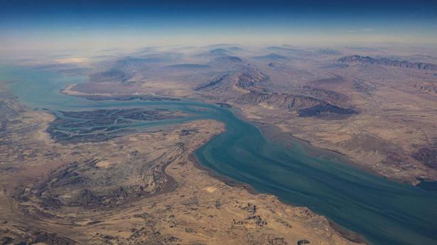 Amerikansk militær rettede tirsdag aften angreb mod den iranske ø Qeshm. Iran har blandt andet rettet angreb mod en amerikansk flådebase i Bahrain. Irans Revolutionsgarde siger, at der er tale om et modsvar på det amerikanske angreb. 