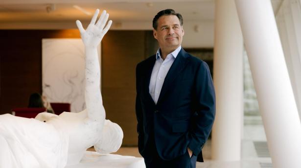 I Børsens podcast fortæller Kim Fournais om sine private investeringer, om sine bedste og værste investeringer, om sin strategi og om, hvorfor han hellere vil bruge en formue på at fjerne tonsvis af affald fra en dansk ø frem for at købe en penthouse i Dubai. 