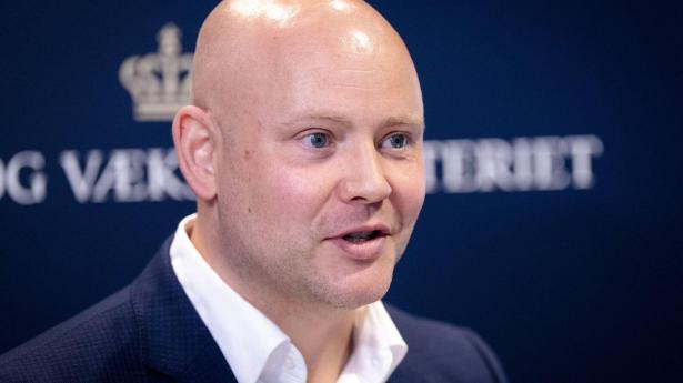 Skatte- og vækstminister Jakob Engel-Schmidt (M) har armene i vejret over dansk økonomis styrke. En børnefamilie står til 12.500 kr. ekstra i købekraft