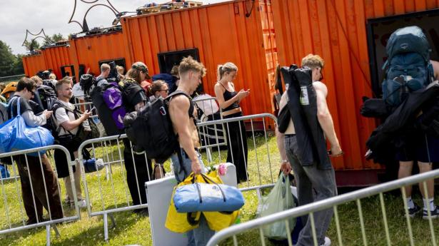Alle festivaldeltagere skal have armbånd på, før de kan komme ind på Roskilde Festivals områder. Det første område, campingområdet, åbner den 27. juni.