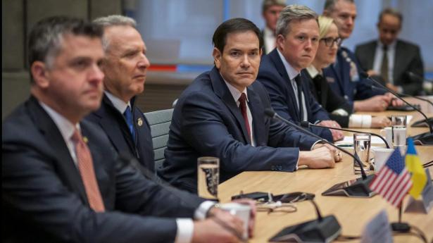 En amerikansk og en ukrainsk delegation mødtes søndag i Genève i Schweiz for at drøfte et udkast til en fredsplan. USA’s udenrigsminister, Marco Rubio, ledte den amerikanske delegation.