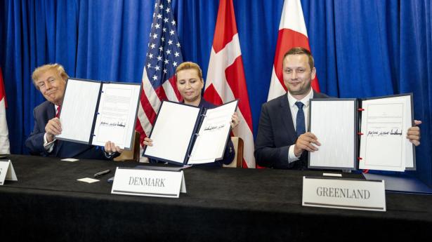 USAs præsident Donald Trump, statsminister Mette Frederiksen og Grønlands regeringsleder Jens-Frederik Nielsen og USAs præsident Donald Trump under underskriftsceremoni i FN-bygningen i New York.