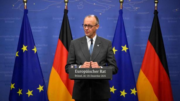 Tysklands forbundskansler, Friedrich Merz, glæder sig over, at det lykkes EU-landenes ledere at indgå kompromis, der sikre penge til Ukraine i de kommende to år.
