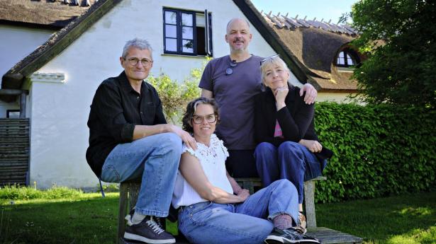 Jacob Jelsing og hans hustru Camilla Zacho (t.v.) samt parret Louise Køster og Thomas Køster (t.h.), der står bag Rabarbergaarden, laver sammen den nye virksomhed Stedbundet, der skal stifte restauranter med udgangspunkt i de gårde, som Jacob Jelsing ejer under virksomheden Earthbreak. 