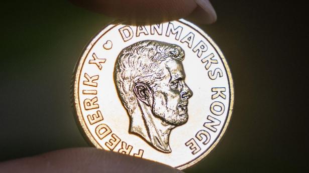 Nye mønter med Kong Frederik X blev tirsdag præsenteret på et pressemøde i Nationalbanken 