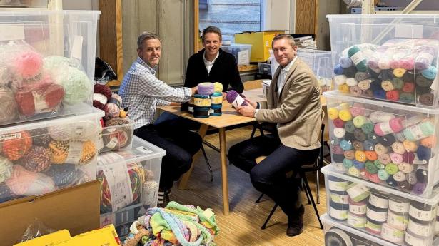 Vækst behøver ikke betyde flere produkter på hylden. Hos Hobbii har væksten handlet om konsekvent at gøre mere af det samme, igen og igen,. Det fortæller adm. direktør Thomas Zeihlund (tv) i podcasten 'Fremtidens Fyrtårne', der beværtes af Tue Mantoni, tidligere B&O-direktør, og Bjørn Winkler Jakobsen, partner i Deloitte.