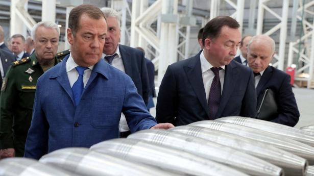 Næstformand for Ruslands nationale sikkerhedsråd, fhv. præsident Dmitrij Medvedev, taler om at gøre USA større, Danmark mindre og Europa fattigere. Her ser han på våben på Aleksinsky Experimental Mechanical Plant i byen Aleksin i 2023. 