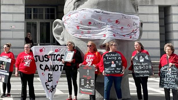 Demonstranter holder skilte med ofre for opioidkrisen ved domstol i Newark i april i år. Bag opioidkrisen stod Purdue Pharma, der nu skifter navn til Knoa Pharma og overgår til fondseje. Et tegn på, at fondsmodellen kan medvirke til at løse nogle store udfordringer.