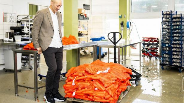 Direktør i Jespers Torvekøkken, Ronny Saul, der også er ejer, i produktionen i Søborg