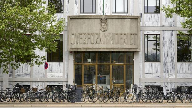 Rigsrevisionen går nu ind i sag om sagsforløb for arbejdsskader og er aktuelt i gang med at undersøge, om AES og Beskæftigelsesministeriet har formået at sikre en hurtigere og mere effektiv sagsbehandling på området. Her er det indgangen til Beskæftigelsesministeriet på Holmens Kanal 20 i København.