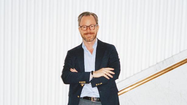 52-årige Jakob Ellemann-Jensen er vicedirektør i Dansk Erhverv. Han har været partiformand for Venstre, vicestatsminister og forsvars- og økonomiminister. Er kaptajn i reserven som forbindelsesofficer ved 1. Brigade.