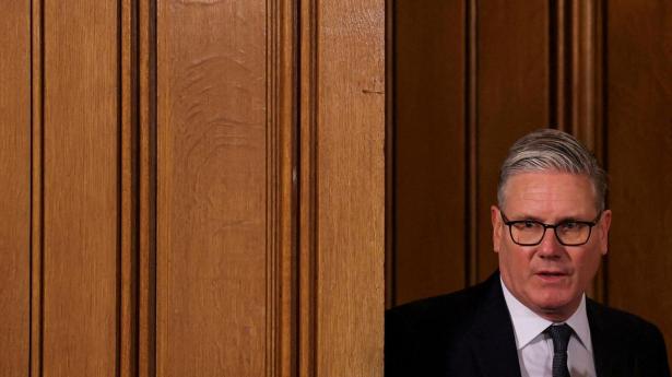 Labour har fået et historisk nederlag ved lokalvalgene i Storbritannien, men premierminister Keir Starmer behøver ikke at frygte sit embede, da der ikke er en oplagt konge- eller dronningemorder i partiet. 