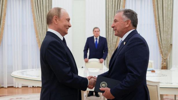 Vladimir Putin og Steve Witkoff trykker hænder under et møde i Moskva i august. Tirsdag mødes de igen.