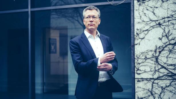 Som 53-årig har Jens Brandt Bering fået ansvaret som topleder for Niras. I en videnstung branche med mange seniorer er det afgørende, at man kan lytte til medarbejderne og give dem tilstrækkelig autonomi, mener han.