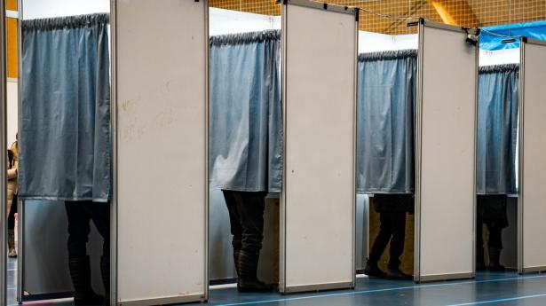 27 borgmesterposter er besat af kvinder, mens de resterende 71 er besat af mænd.