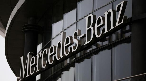Mercedes-Benz' overskud blev næsten halveret i 2025. De tidligere år har den tyske bilproducent ellers øget salget – særligt af elbiler. Men hård konkurrence har sat sine spor.