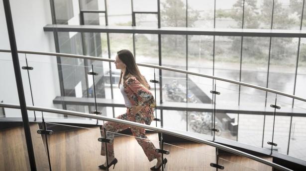 Michelle Nørgaard, investor og tidligere aktiestrateg, peger på, at det er svært at indregne følelser i analytikernes kursmål. 