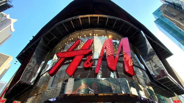 Den svenske modekæmpe Hennes & Mauritz (H&M) havde faldende omsætning i sit andet kvartal, hvor driften til gengæld voksede pænt, hvis man fraregner en stor engangspost relateret til organisatoriske ændringer i koncernen.