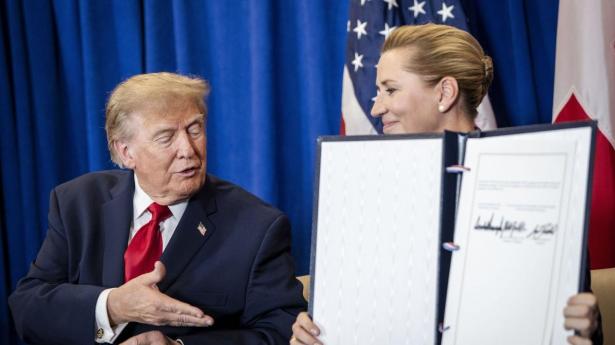 Statsminister Mette Frederiksen og USAs præsident, Donald Trump, ses under underskriftsceremoni i FN-bygningen i New York tirsdag.