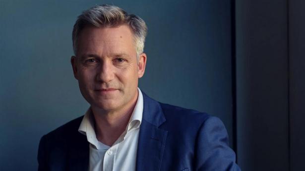 Danmark står på et stærkt fundament med fremragende universiteter, dygtige forskere og betydelige teknologiske kompetencer, men forskning skaber ikke automatisk vækst. skriver Jes Broeng, selv er en erfaren højteknologisk iværksætter og medstifter af seks teknologivirksomheder.