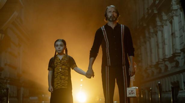 Mads Mikkelsen bliver i “Dust Bunny” sat til at fange uhyret under sin otteårige nabos seng.