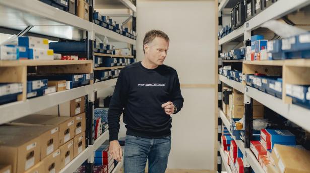 For 25 år siden gad kun Bjarne Riis høre på ham. I dag omsætter han for 200 mio. kr.