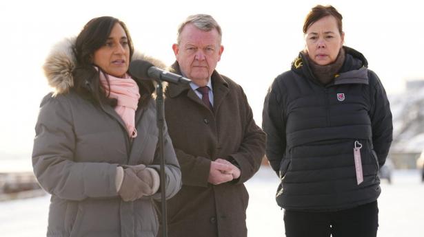 Canadas udenrigsminister, Anita Anand, den danske udenrigsminister Lars Løkke Rasmussen (M) og den grønlandske minister for udenrigsanliggender, Vivian Motzfeldt, indgår fælles front.