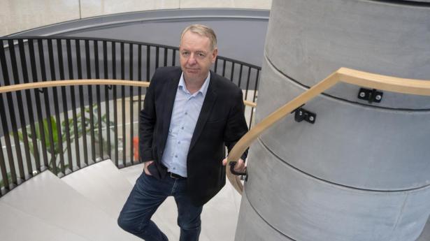 Danish Crowns topchef, Niels Duedahl, vil lave om i virksomheden, der arbejder for meget i siloer, lyder det. Det koster 800 ledere og funktionærer jobbet.