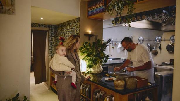Bo Bech og familien ved frokosttide på Restaurant Bobe, hvor der i november og december serveres smørrebrød.