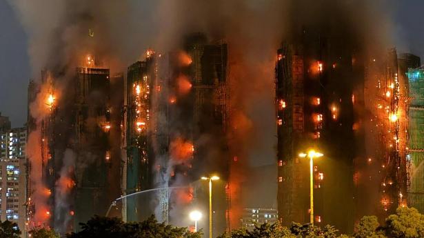 Røg og store flammer omslutter boligblokke i Hongkong. Branden begyndte i Wang Fuk Court-boligkompleks, hvor der bor 4600 mennesker. 