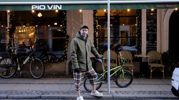 Mick Øgendahl har fundet en vinbar, hvor han hygger sig med folk, der som ham arbejder inden for de kreative og kunstneriske fag.