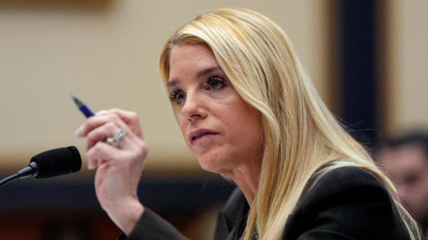 USA's justitsminister, Pam Bondi, har ikke umiddelbart reageret på, at hun er blevet indkaldt til at afgive vidneforklaring om offentliggørelse af Epstein-dokumenter. 