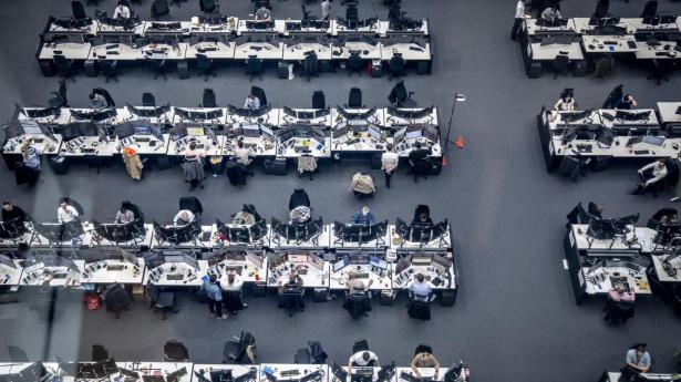 Tradere og analytikere på arbejde på Nordea Trading Floor i København.