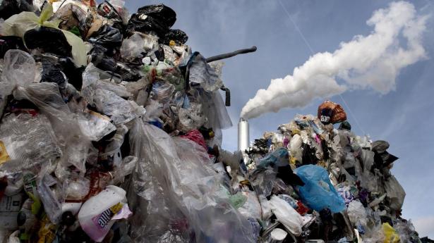 Plastproduktionen er på 400 mio. ton om året globalt, og forureningen vokser langt hurtigere, end vi kan nå at samle og genanvende affaldet, skriver Rasmus Nordqvist.