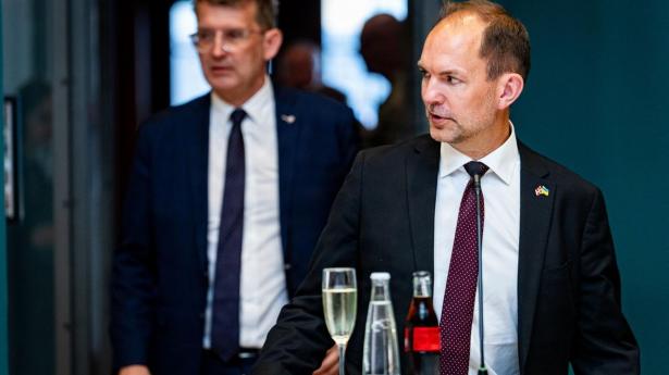 Danmarks nye forsvarsminister, Jeppe Bruus (S), overtog onsdag forsvarsministeriet fra Troels Lund Poulsen (V). Mandag deltager Jeppe Bruus i sit første forsvarsministermøde i EU-sammenhæng. Her er der blandt andet fokus på støtten til Ukraine.