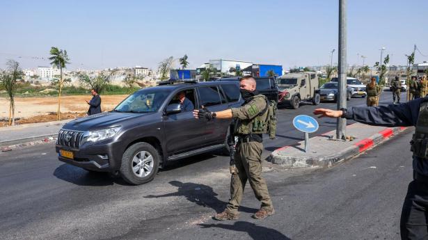 Israelske styrker fordriver næsten 2700 mennesker efter skudepisode