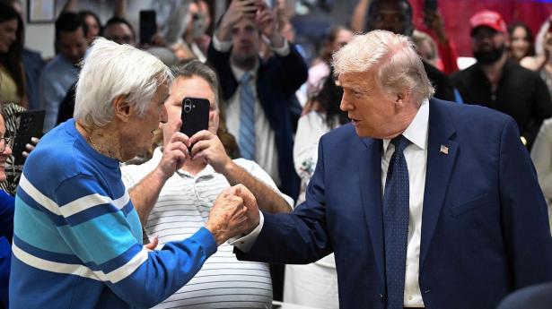Præsident Donald Trump på besøg i El Arepazo – en venezuelansk restaurant i byen Doral i Florida – inden han fløj tilbage til Washington.