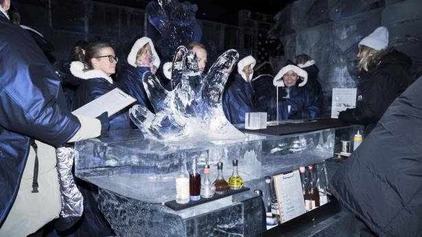 Temperaturen i baren holdes på -5 grader året rundt, og massive isblokke er sat sammen for at skabe interiøret i hele lokalet. I baren kan gæsterne prøve et udvalg af drinks inspireret af nordiske ingredienser.