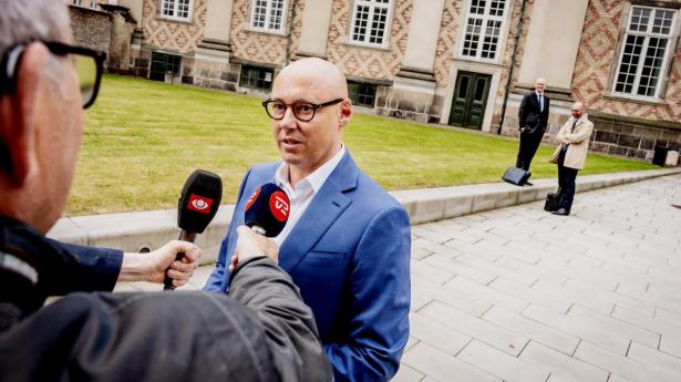 Den danske chefjurist Anders Holkmann, der repræsenterer Nordea, talte med pressen forud for Nordeas hvidvasksag i byretten i København.