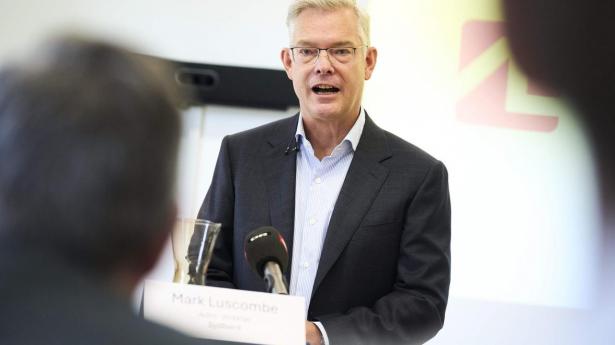 AL Sydbank med Mark Luscombe i spidsen er i gang med at skære i omkostningerne for at nå målet om at høste synergier på 1,2 mia. kr. årligt i løbet af to år.