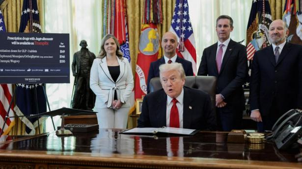 Novo Nordisks topchef, Mike Doustdar, besøgte Donald Trump i Det Hvide Hus, i forbindelse med at den danske medicinalkæmpe indgik en prisaftale med USA. 