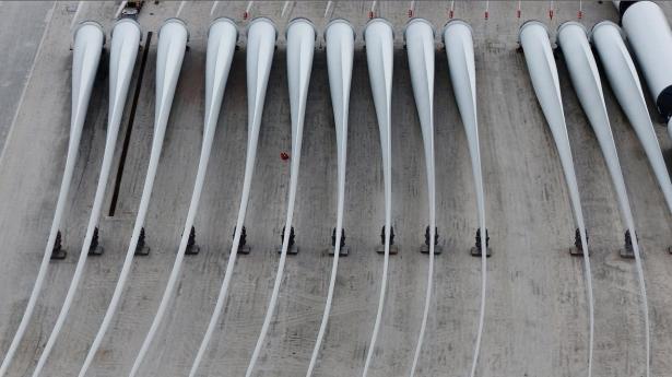 Myndighederne i USA har beordret, at fem havvindprojekter, der er ved at blive opført, skal sættes på pause. Det rammer danske selskaber som Ørsted og Copenhagen Infrastructure Partners. Nu har en amerikansk aktør sagsøgt administrationen.