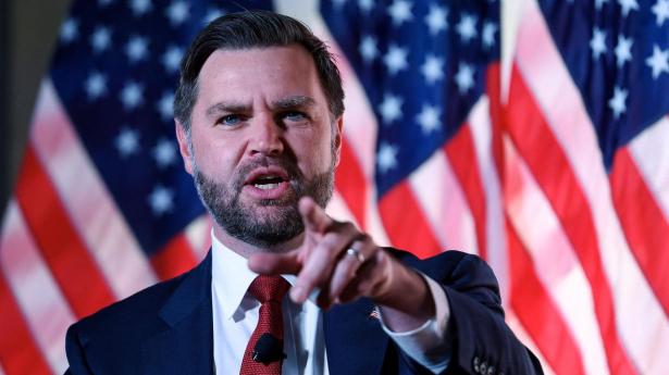 J.D. Vance understreger i opslag på X, at det ifølge ham er urealistisk at tro, at flere penge og våben kan sikre Ukraine en sejr i krigen. Donald Trump sagde fredag, at Ukraines præsident, Volodymyr Zelenskyj, kan blive nødt til at “kunne lide” amerikansk forslag til fredsplan.